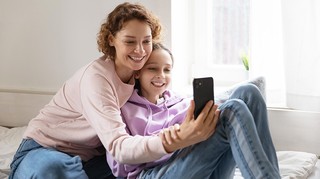 Jak pomóc rodzicom wspierać nastolatki w sieci?