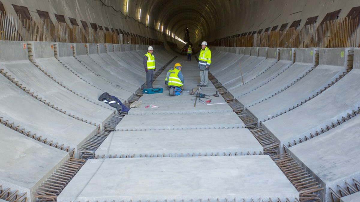 Dwa tygodnie trwać będzie przerwa serwisowa maszyny TBM, która drąży tunel pod Martwą Wisłą w Gdańsku. W tym czasie maszyna przejdzie gruntowny przegląd, a jej zużyte części zostaną wymienione. Do tej pory udało się wydrążyć 430 metrów tunelu.
