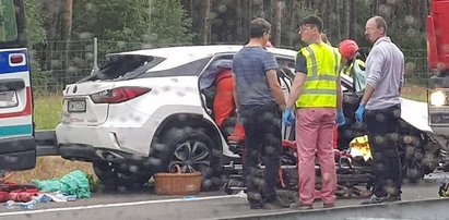 Mercedes jechał pod prąd i staranował lexusa. Dwie osoby nie żyją