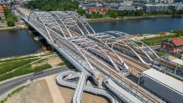 Kładka ma 234,2 m długości i ok. 9 m szerokości. Docierają na nią ciągi rowerowo-piesze o łącznej długości ok. 660 m