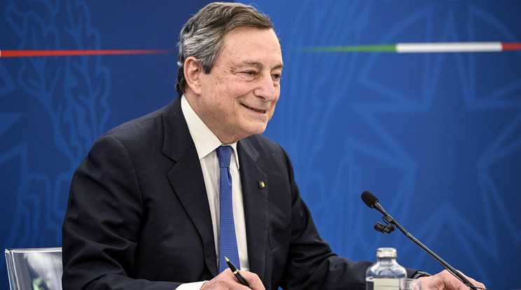 Mario Draghi miniszterelnök kijelentette, hogy egyelőre ennyi oldást engedhetnek meg Olaszországban / Fotó: MTI / Riccardo Antimiani