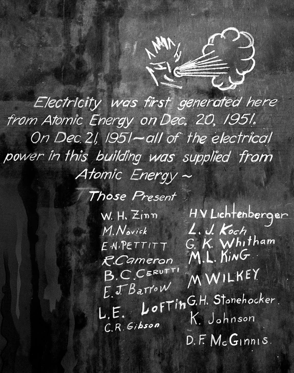 Tablica z podpisami inżynierów po uzyskaniu energii elektrycznej z reakcji rozszczepienia