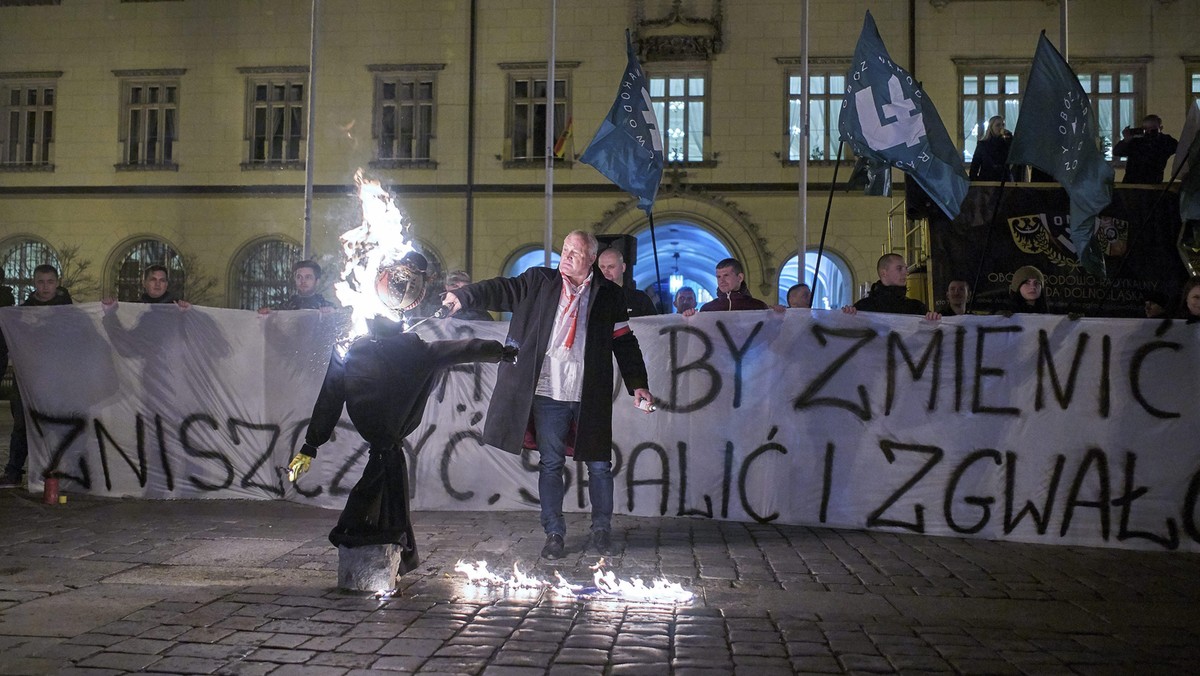 Pikieta ONR i Mlodziezy Wszechpolskiej na Wroclawskim Rynku