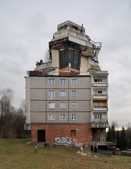 Penthouse w Jastrzębiu-Zdroju znów jest viralem. "Multipla wśród bloków"