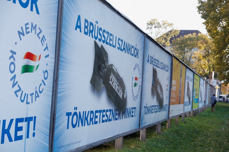 Rządowe billboardy z napisem: "Brukselskie sankcje nas niszczą", przedstawiające sankcje UE jako bombę.