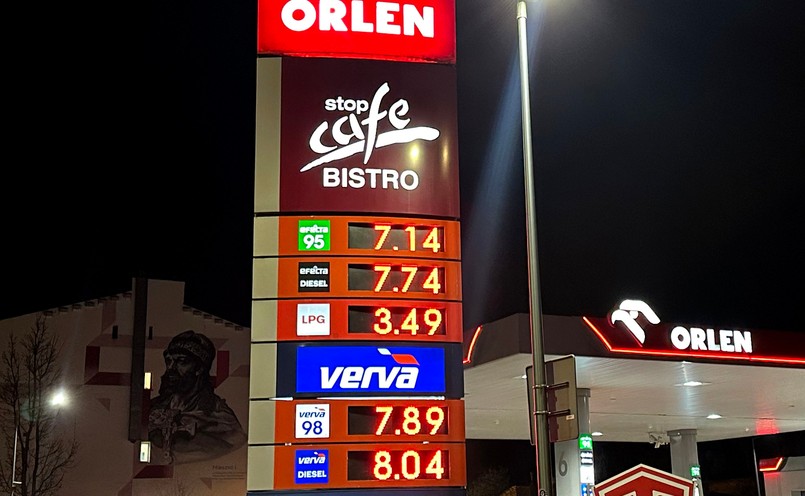 Pylon stacji benzynowej Orlen 20 marca. Widoczne ceny paliw: benzyna 95 za 7,14 zł, diesel za 7,74 zł, LPG za 3,49 zł