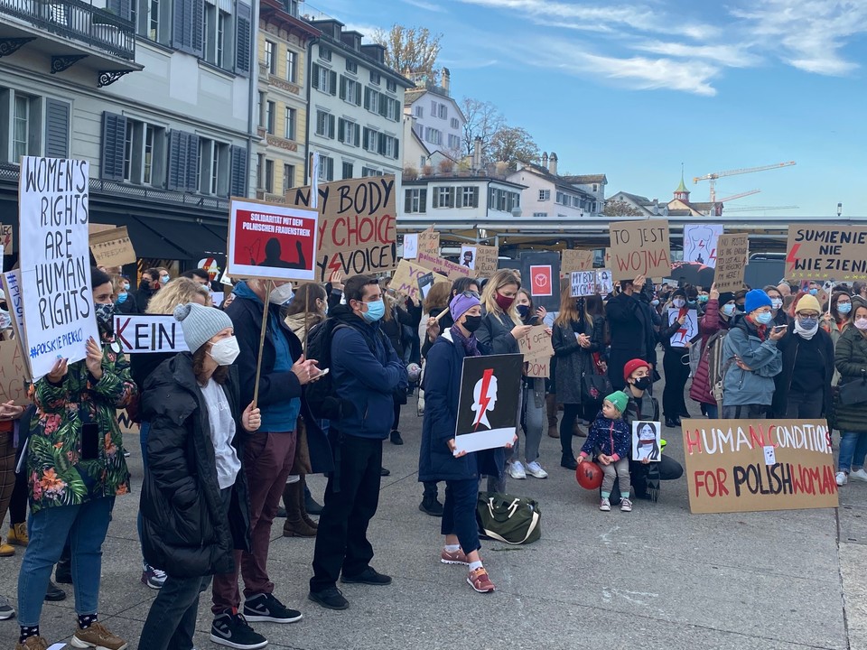 Zurych, Szwajcaria. Manifestacja solidarności z kobietami protestującymi w Polsce