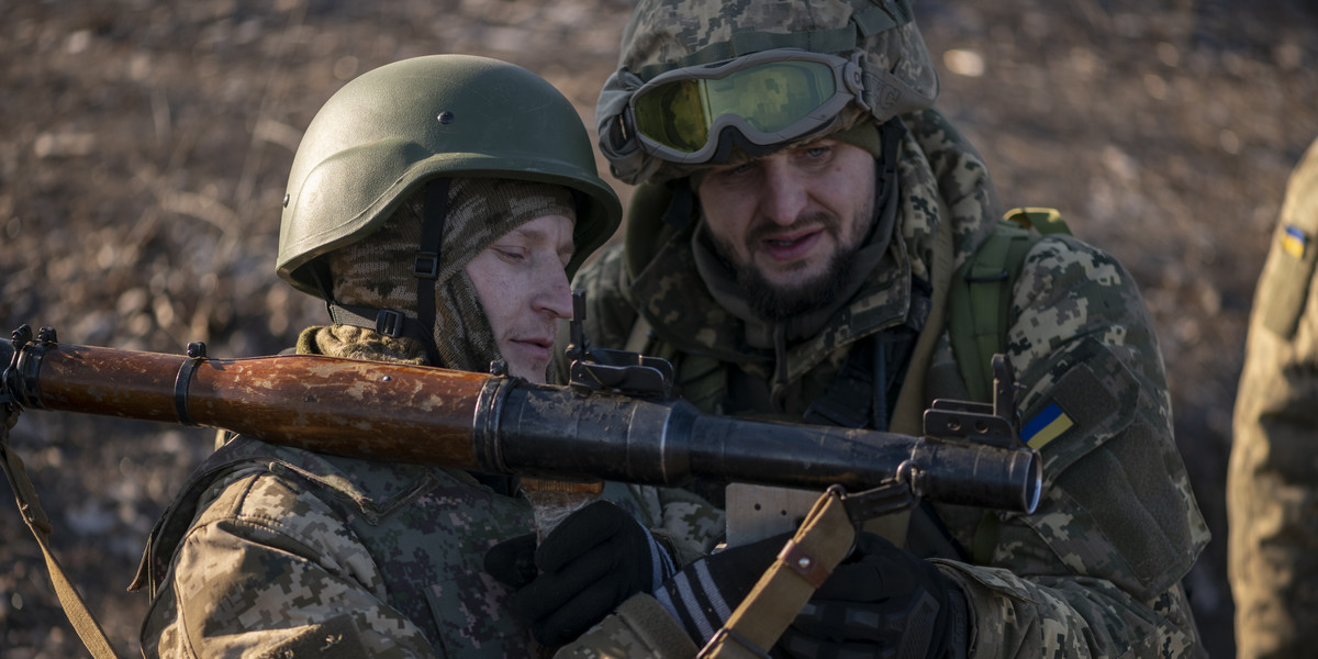 Ukraińscy żołnierze ćwiczą obsługę RPG-7.