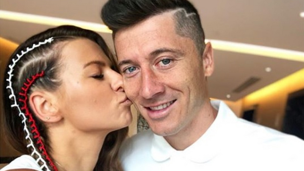 Anna Lewandowska opublikowała na Instagramie wpis, w którym mocno wspiera męża. Robert Lewandowski, podobnie jak pozostali piłkarze, został mocno skrytykowany po porażce z Kolumbią. "Kocham, doceniam, szanuje, wspieram, dziękuję" - napisała żona polskiego napastnika.