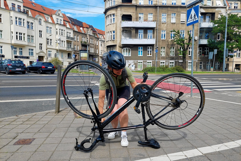 24 sierpnia, Poznań. Jadwiga Emilewicz naprawia łańcuch w rowerze, na którym objeżdża podpoznańskie gminy.