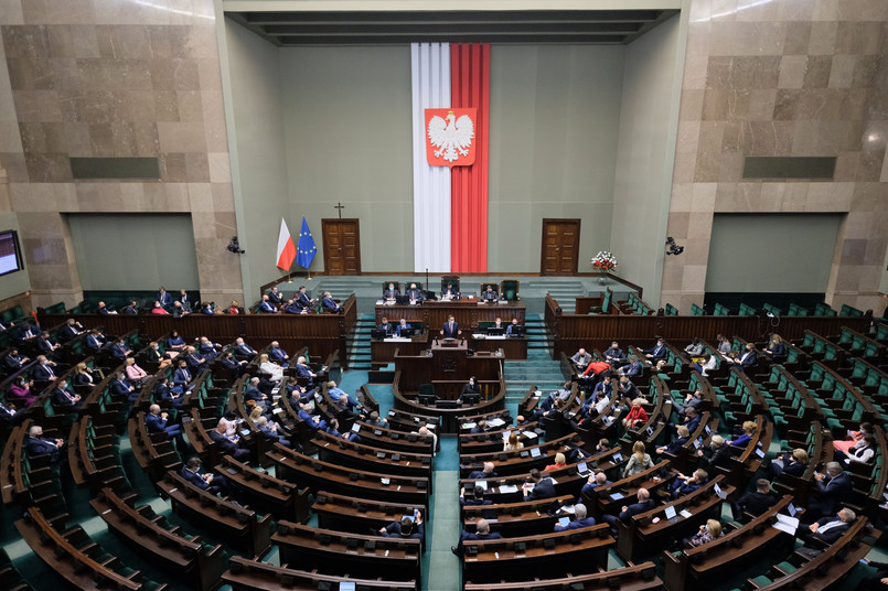 Pozycję lidera utrzymał PiS (33,5 proc.). Lewica może liczyć na 9,6 proc., Konfederacja na 8,6 proc., a PSL-Koalicja Polska na 4,3 proc.