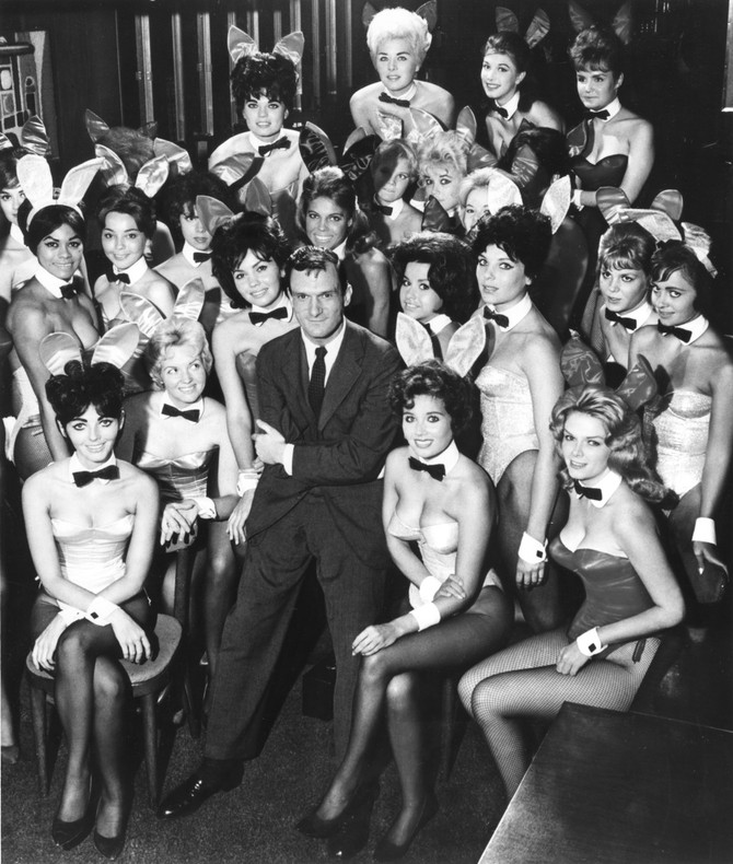 Hju Hefner sa svojim zečicama u prvom Plejboj klubu koji je otvoren 1960. godine u Čikagu