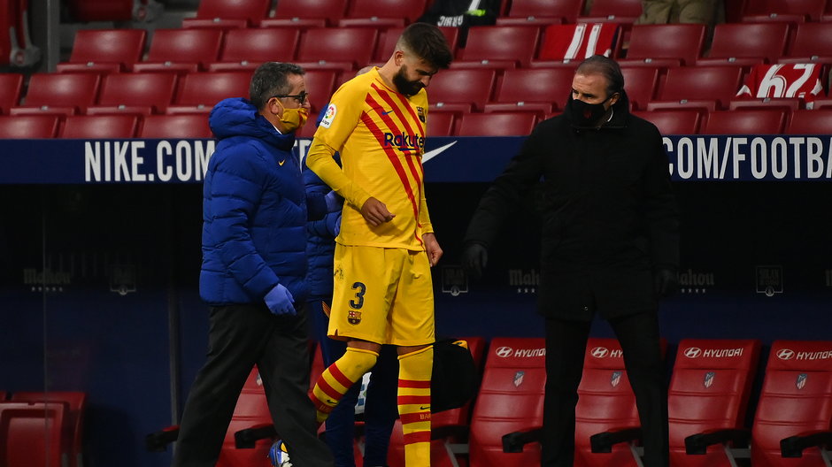 Gerard Pique wychodzi z boiska po kontuzji podczas meczu między Atletico Madrid a FC Barcelona