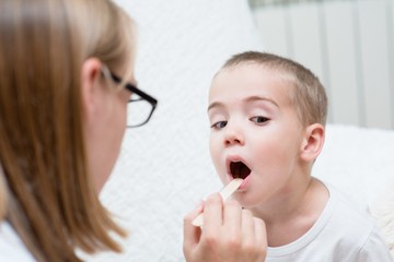 Egy gyermek foniátriai vizsgálata pontosan hogyan zajlik? Az orvos válaszol