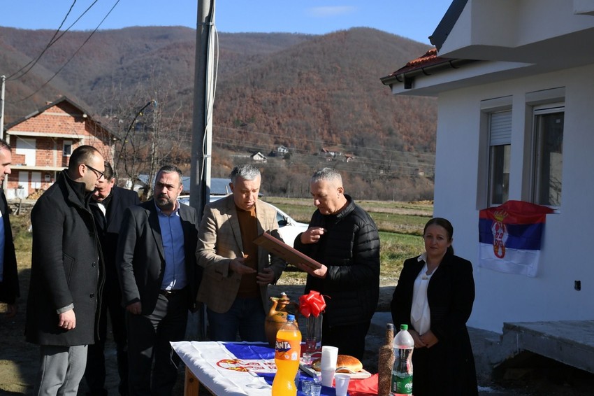 Predstavnici Srpske liste uručili ključeve novoizgrađene kuće porodici Kovačević