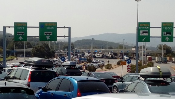 Ogromne kolone na graničnim prelazima u jeku sezone