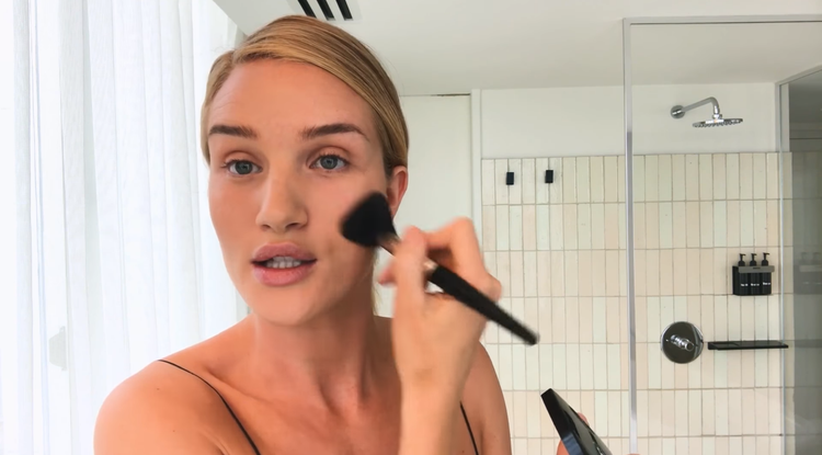 Kiváncsi vagy miért olyan szép mindig Rosie Huntington-Whiteley? Akkor ezt mindenképp nézd meg