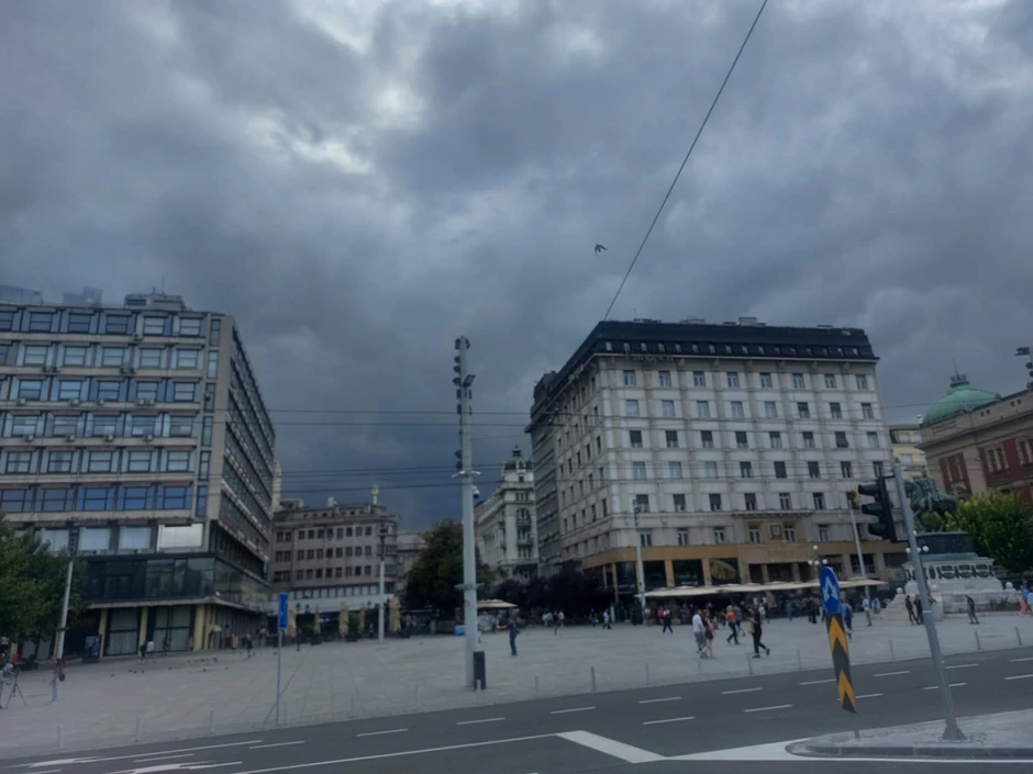 Crno nebo nad Beogradom, Trg Republike