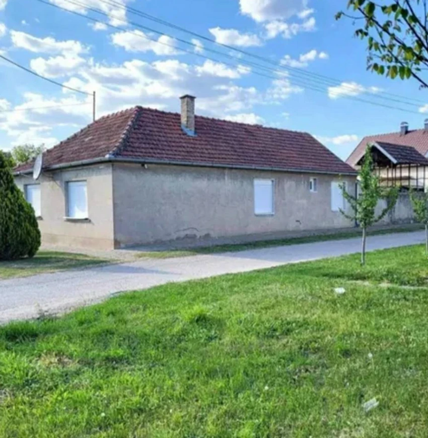 Kuća ima tavanski prostor i pomoćne objekte