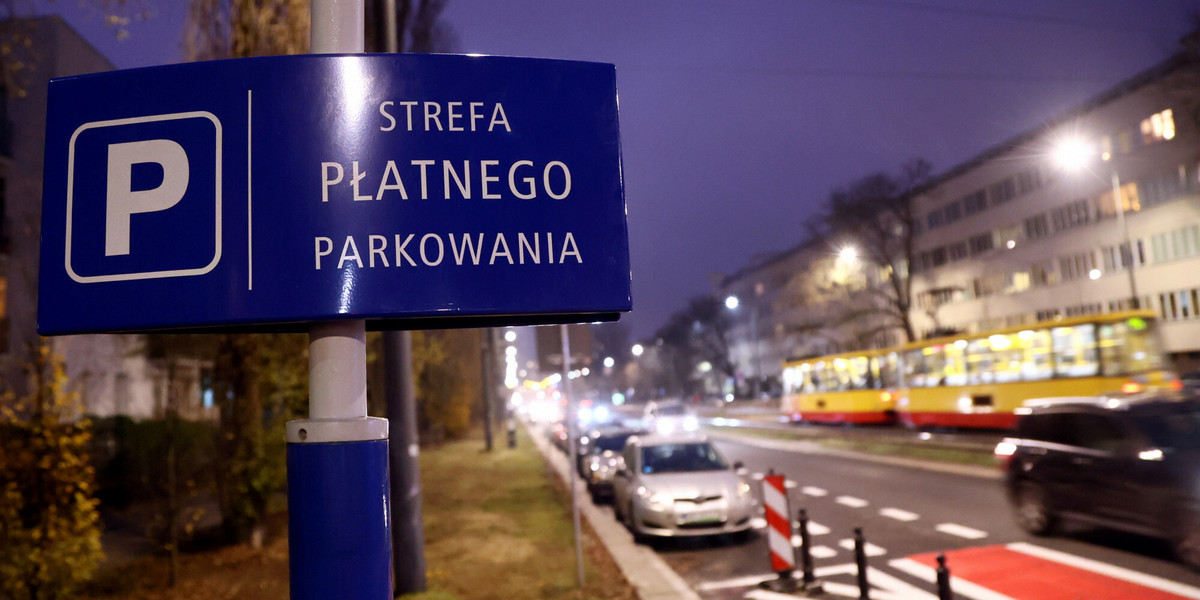 Od listopada 2021 obszar Ochoty i Żoliborza został objęty strefą płatnego parkowania.