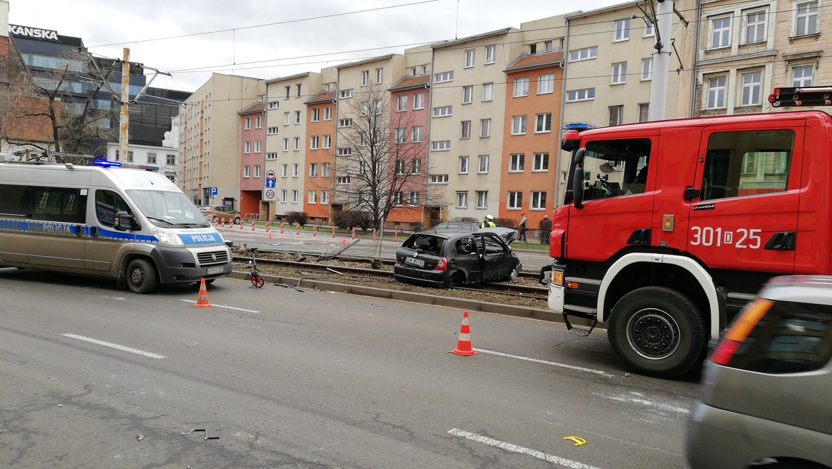 Tuż przed południem auto wyjeżdżające z tunelu na placu Dominikańskim we Wrocławiu, wypadło z drogi i uderzyło w bariery oddzielające torowisko. Prawdopodobnie przyczyną wypadku była nadmierna prędkość. Kierowca oraz pasażer trafili do szpitala.