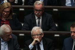 12.05.2022 Warszawa, ulica Wiejska, Sejm. Drugi dzień 54. posiedzenia Sejmu IX kadencji. Prezes PiS Jarosław Kaczyński, minister obrony narodowej Mariusz Błaszczak i wicemarszałek Sejmu Ryszard Terlecki.