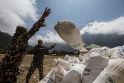 Nepalska armia podczas zbierania worków na śmieci z Mount Everest w Namche Bazar, dystrykt Solukhumbu. Nepal, 27 maja 2019 r.