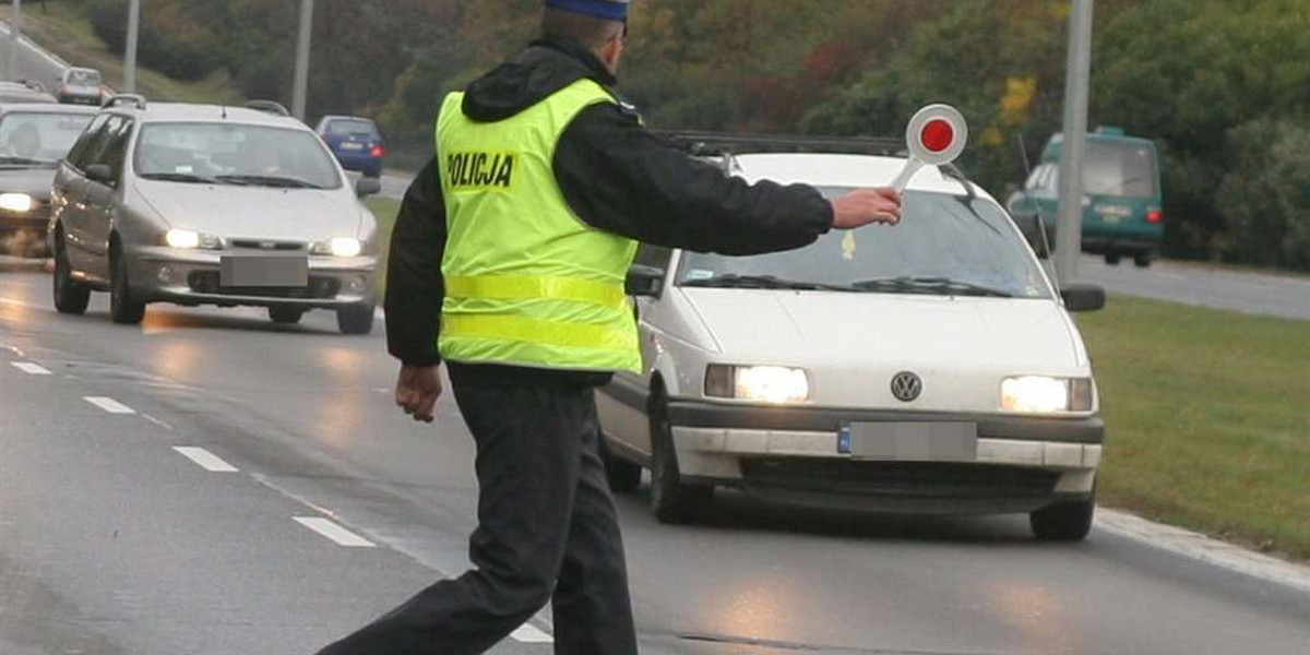 Kierowcę można ukarać zakazem prowadzenia pojazdów, nawet kiedy nie ma prawa jazdy. Oznacza to, że nawet gdyby zdał egzamin, do końca okresu kary dokumentu nie dostanie