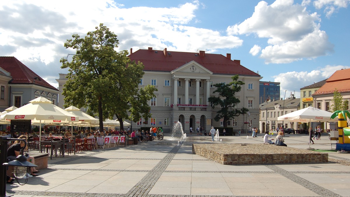 Kapelusz arcyksięcia Ferdynanda, meksykańskie sombrero, szykowne męskie cylindry i meloniki prezentowane są na wystawie w kieleckim Muzeum Narodowym. Eksponaty pochodzą ze zbiorów muzeum w Nowym Jiczynie, które posiada jedną z największych na świecie kolekcji kapeluszy.