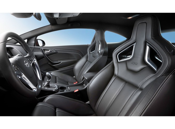 Możliwości? Te liczby mówią same za siebie - 280 KM i 400 Nm. Koni i niutonometrów dostarcza 2-litrowe turbobenzynowe serce. Jeśli wystarczy odwagi i drogi, można rozpędzić się do 250 km/h!