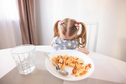 Twoje dziecko to niejadek? Pewnie się do tego przyczyniasz albo źle oceniasz sytuację