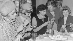 Perfekcyjna pani domu z PRL. Radziła, jak zrobić parmezan z kalafiora czy wodę do prania firanek