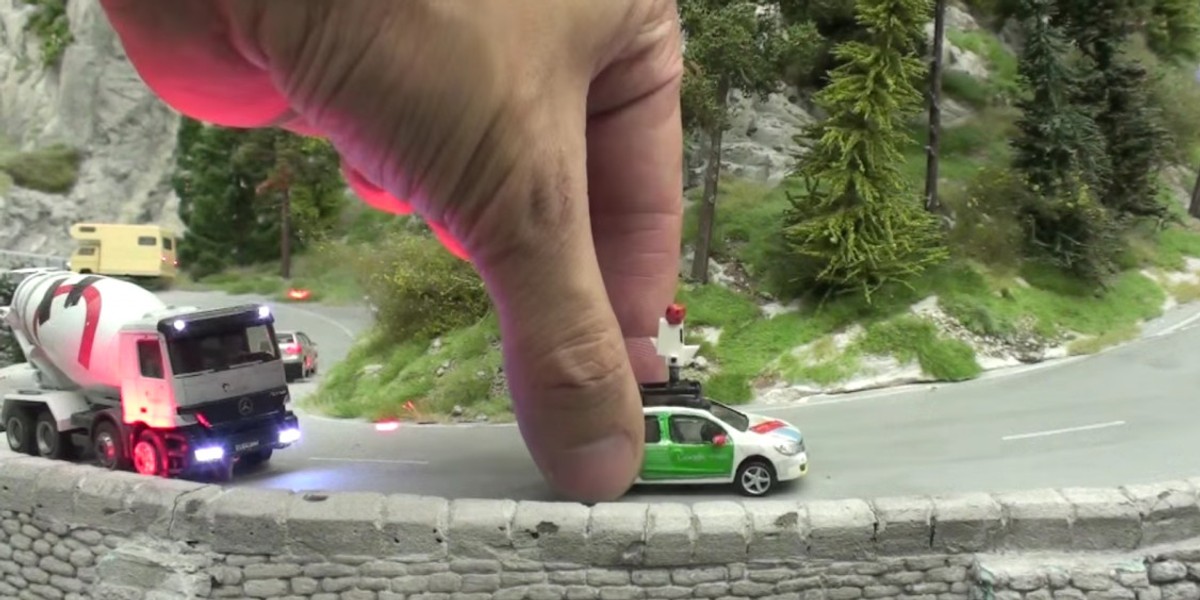 Miniaturowy samochód Google Street View odwiedził makietę kolejową Miniatur Wunderland