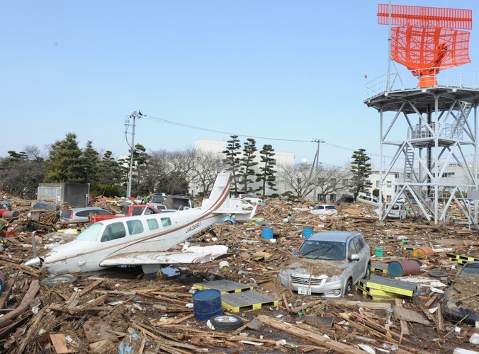 Mały samolot na gruzowisku lotniska Sendai