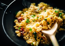 Jajecznica jak z ogniska. Zaskakujące, na czym smaży ją Ewa Wachowicz