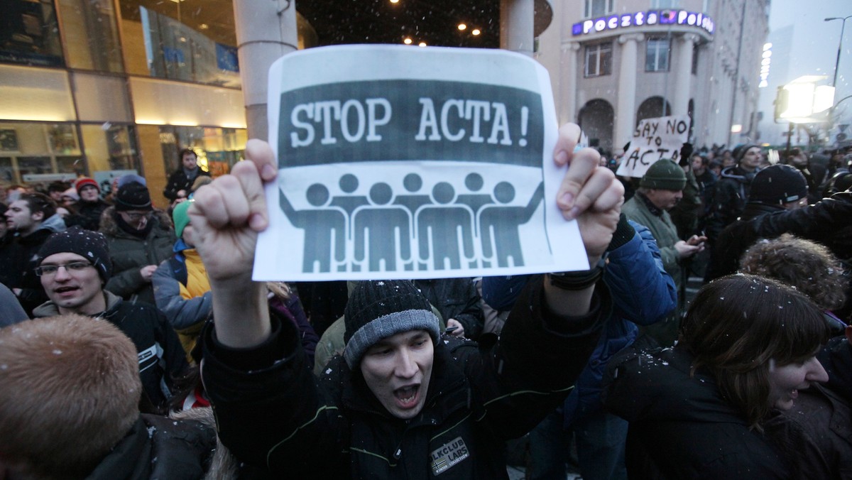 Od kilku dni trwa poruszenie w polskiej sieci. Po zapowiedzi podpisania przez Polskę porozumienia ACTA, setki tysięcy internautów rozpoczęło akcje protestacyjne w sieci (głównie na portalach społecznościowych czy przez zaczernianie popularnych serwisów). Wczoraj około tysiąca osób demonstrowała przeciwko ACTA przed budynkiem przedstawicielstwa Parlamentu Europejskiego w Warszawie. Dlaczego internauci protestują przeciwko ACTA próbuje wyjaśnić w "Gazecie Wyborczej" Piotr Cichocki, antropolog internetu z Instytutu Etnologii UW. Tymczasem protesty trwają nadal. Dzisiaj internauci z 26 polskich miast maja wyjść na ulice i protestować przeciwko ACTA,