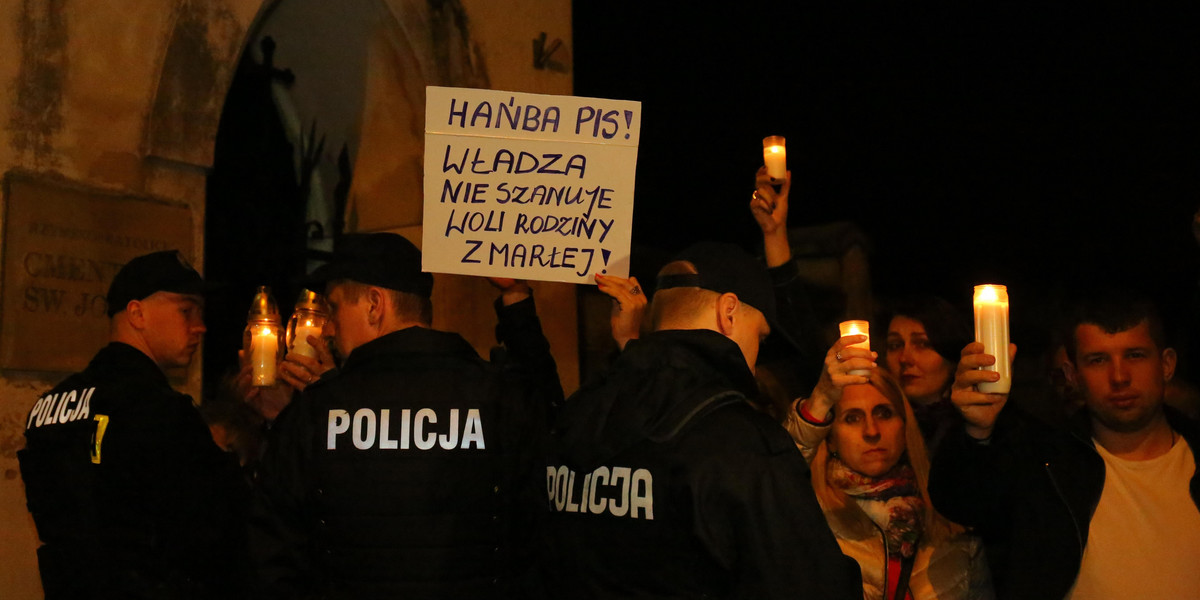 Protest podczas ekshumacji ciała mecenas Joanny Agackiej-Indeckiej 