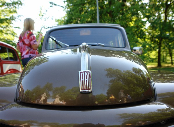 Piękne Fiaty przed Pałacem w Wilanowie
