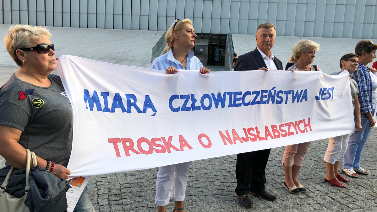 Lublin: protest Rodziców Osób Niepełnosprawnych na placu Teatralnym