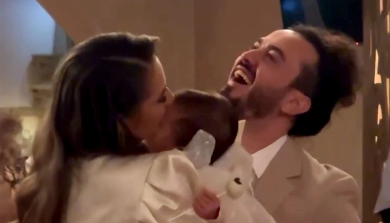 Pevač krstio ćerku i pokazao ženu: Mala Hana u beloj haljini, a žena u šortsu