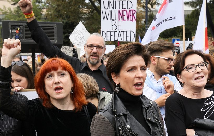 Od lewej: Małgorzata Prokop-Paczkowska, Mateusz Kijowski, Joanna Mucha, Ewa Kopacz uczestniczą w manifestacji zorganizowanej przez inicjatywę "Ratujmy kobiety" przed Sejmem.