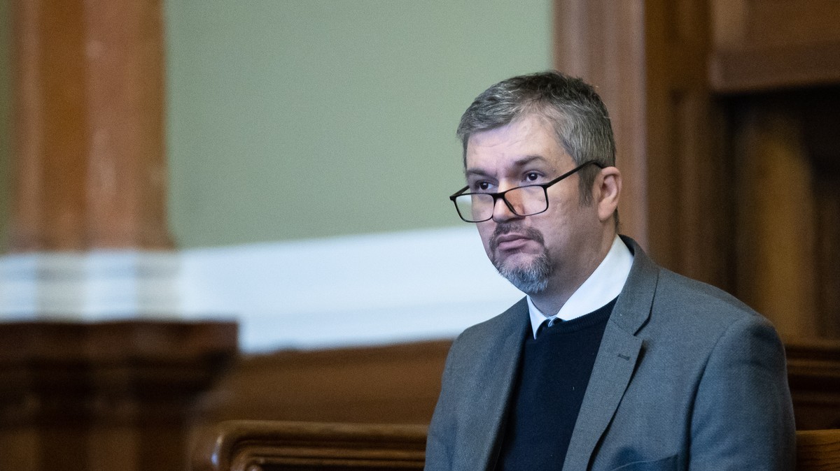 Néha a parlamentben állít fel egy-egy diagnózist: az Eötvös Cirkusz majmát is gyógyította egykoron Hadházy Ákos