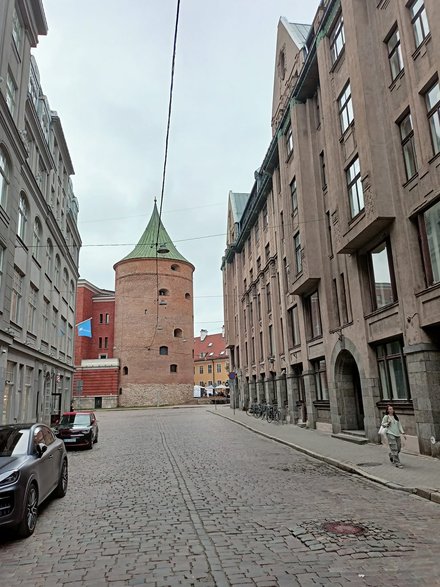 Historia tej wieży sięga roku 1330. Jest to jedyna wolnostojąca wieża spośród 28, które kiedyś tworzyły mur obronny Rygi. Od 1919 roku wieża jest siedzibą Łotewskiego Muzeum Wojny, a w 1937 roku dobudowano dodatkowy budynek, w którym obecnie znajduje się większość ekspozycji.