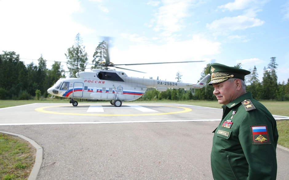 Sergej Šojgu čeka da Vladimir Putin izađe iz helikoptera po dolasku na ceremoniju otvaranja vojnog foruma Vojska 2022 u Kubinki