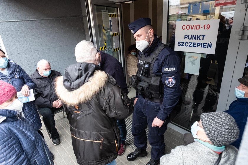 Policja pilnowała w Poznaniu kolejki do szczepień.