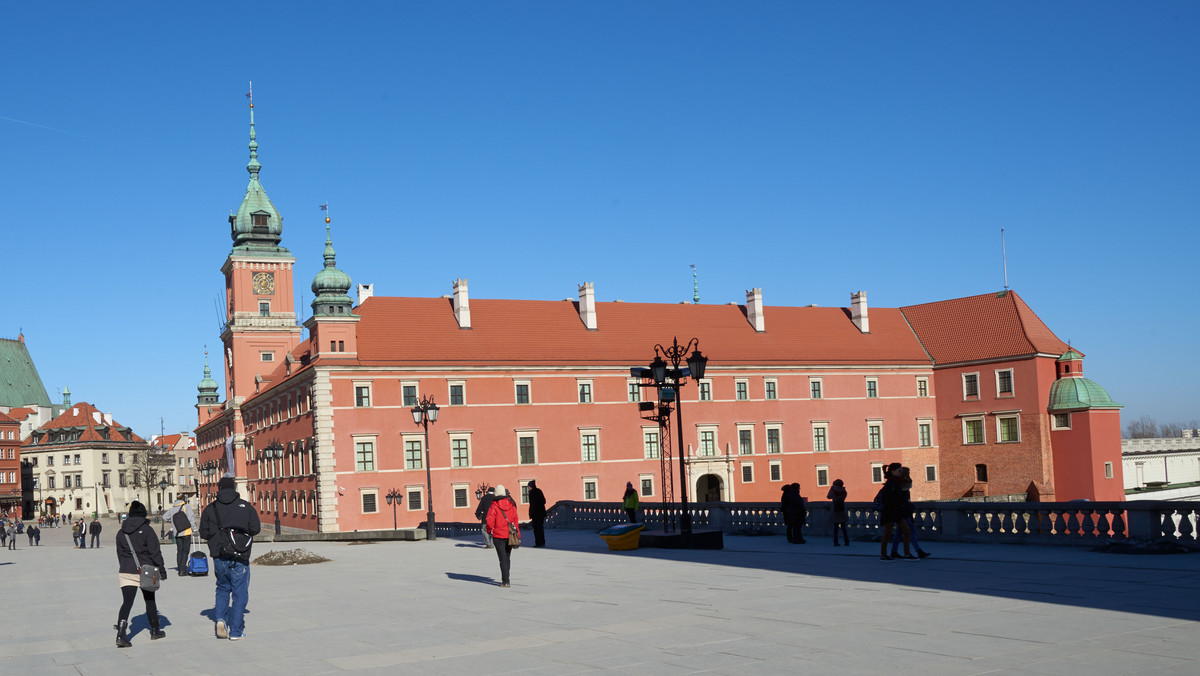 <strong>Wystawa w Zamku Królewskim w Warszawie jest pierwszą prezentacją malarstwa Tomasza Dolabelli w historii polskiego muzealnictwa. Jej celem jest przypomnienie dzieł mistrza i jego ciekawej biografii. To historia Włocha, który stał się Polakiem, Wenecjanina, który wybrał Kraków. Malarz osiadł w grodzie nad Wisłą i szybko stał się rozchwytywanym twórcą. Modny celebryta podejmowany był nie tylko na królewskim dworze, ale prędko otrzymywał zlecenia kościelne, zwłaszcza dominikańskie i kamedulskie. </strong>