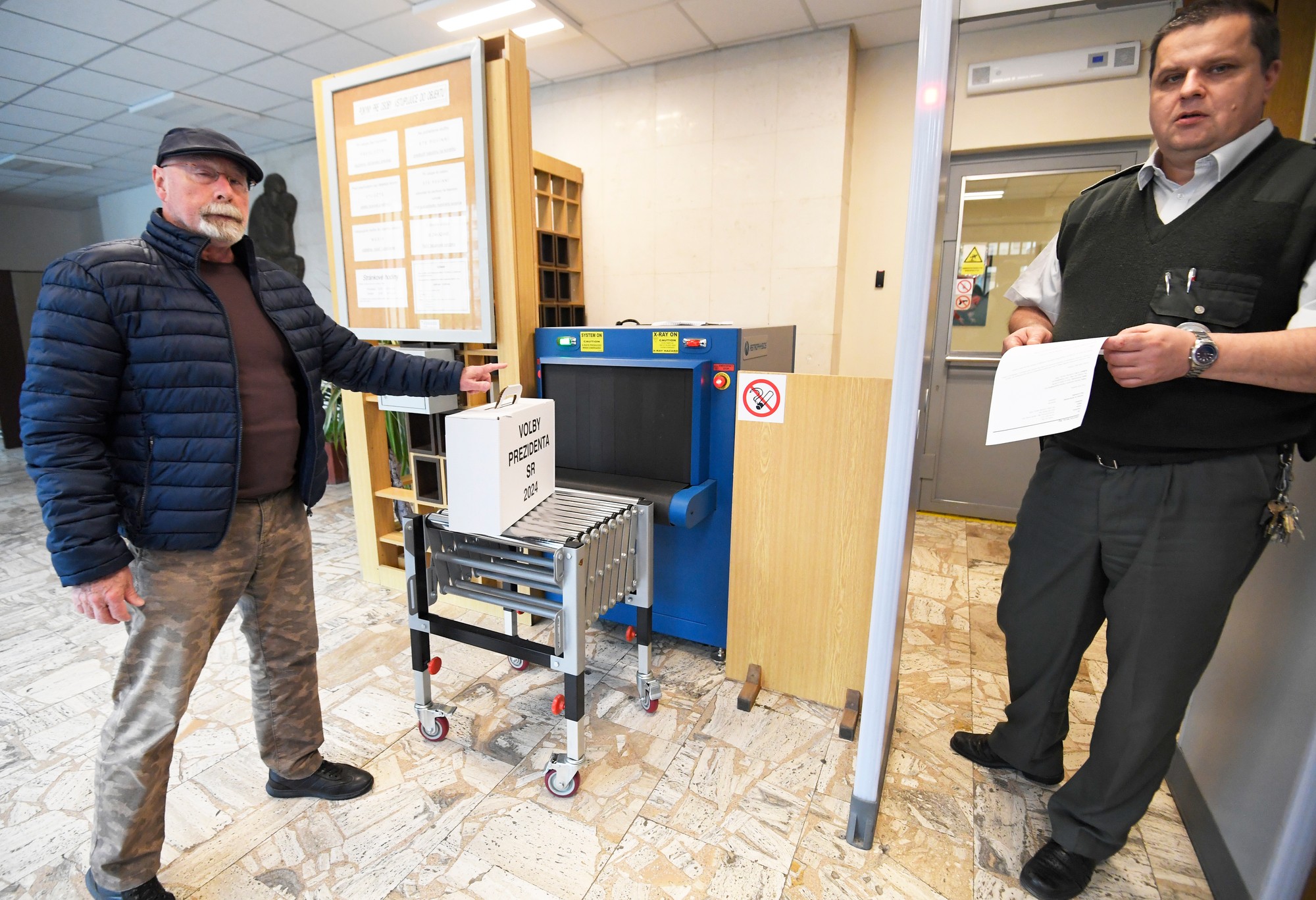 Člen volebnej komisie s prenosnou volebnou schránkou počas kontroly v Ústave na výkon väzby a ústave na výkon trestu odňatia slobody v Košiciach.