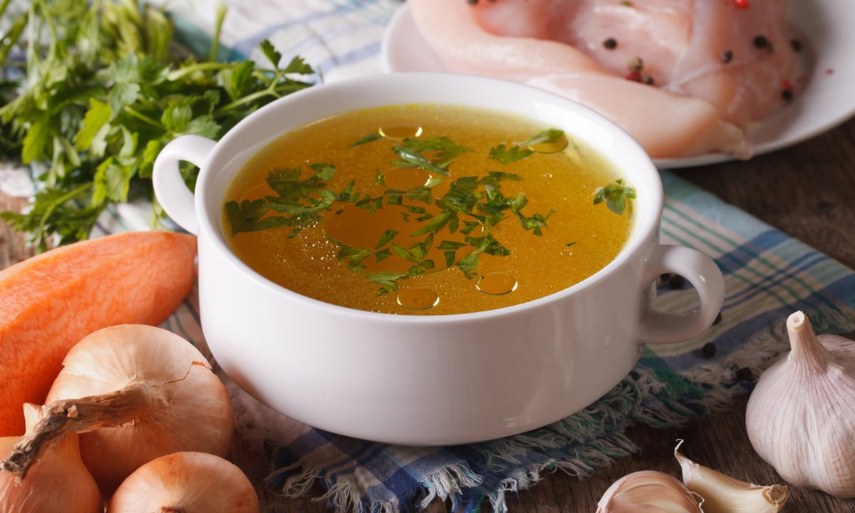 W którym momencie posolić rosół? Przez jeden błąd zupa traci smak