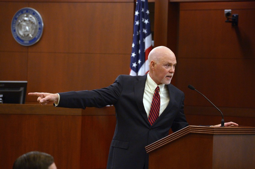 Tužilac upire prtom u optuženog Milberga