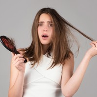 Fokozott hajhullás ősszel: ezek a vitaminok, nyomelemek segíthetnek